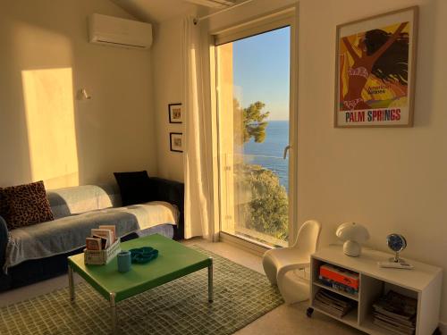 een woonkamer met uitzicht op de oceaan bij Casa Favelas, Vue Mer, plages et Monaco à pieds in Cap d'Ail