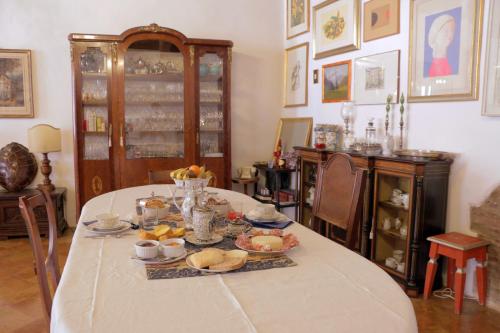 Un restaurante o sitio para comer en Palazzo San Florido