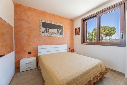 una camera da letto con un letto e una finestra di Villa Mare Salento a Taurisano