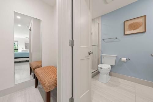 een witte badkamer met een toilet en een wastafel bij Ground Floor Luxury - Your choice of 2 Bikes or Kayak Rental - Steps to Beach! in Sanibel