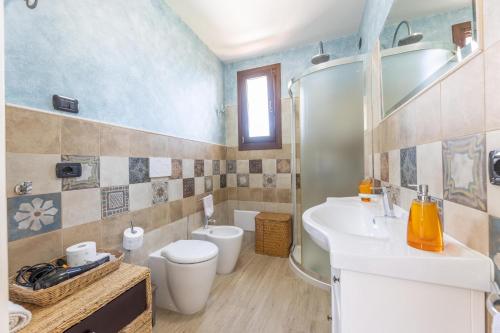 un bagno con lavandino, WC e doccia di Villa Mare Salento a Taurisano