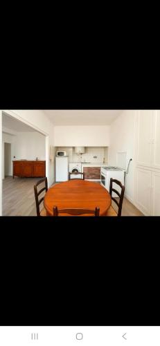 Fotografie z fotogalerie ubytování Appartement avec deux chambres et salon de massage v destinaci Lavelanet