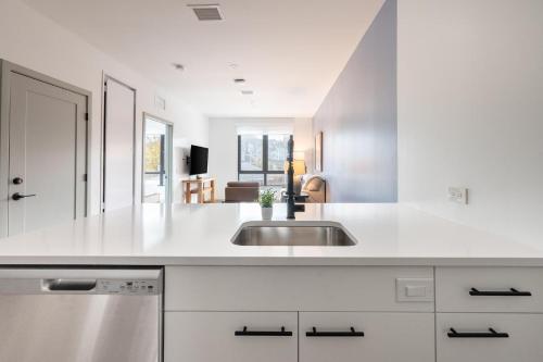 Køkken eller tekøkken på Landing Beautiful Studio Pool Gym