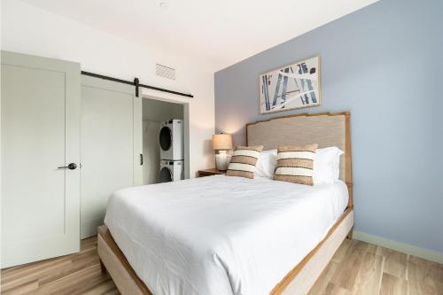 En eller flere senge i et værelse på Landing Beautiful Studio Pool Gym