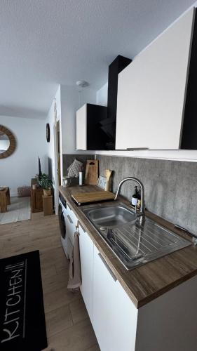 Le nid في Saint-Laurent-en-Grandvaux: مطبخ مزود بحوض ومسطح عمل