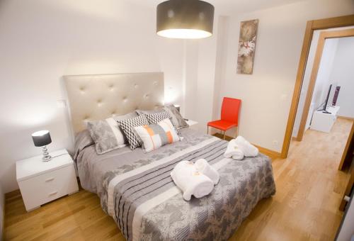 1 dormitorio con 1 cama con 2 toallas en Apartamentos Amaiur, en Estella