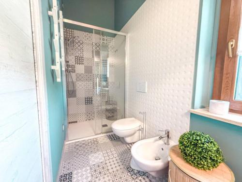 a bathroom with a toilet and a shower and a sink at un MONDO A PARTE in Monsampolo del Tronto