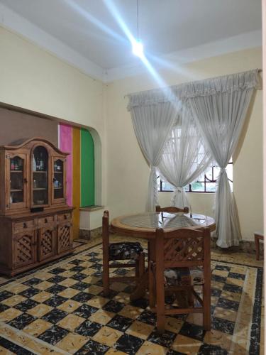 a living room with a table and a window at Hospedaje en habitación casa colonial centro histórico Puebla in Puebla