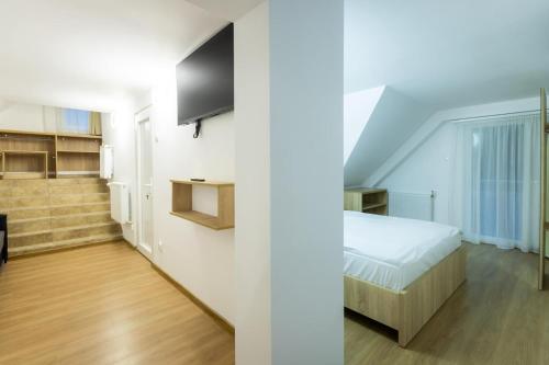 เตียงในห้องที่ Vila Frații Jderi Straja