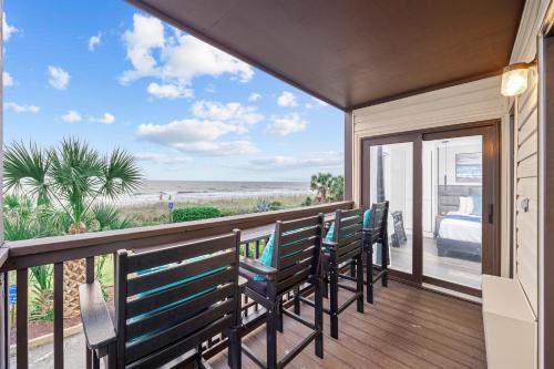 Modern Escape - Luxe Oceanfront 2BR with Epic Kitchen, Pool, Parking photo 11