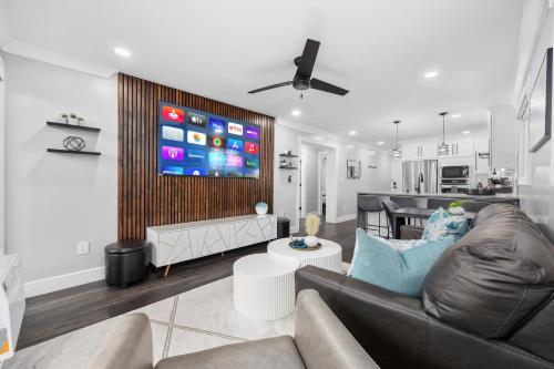 Modern Escape - Luxe Oceanfront 2BR with Epic Kitchen, Pool, Parking photo 20