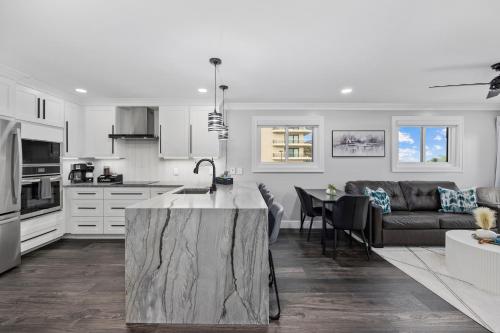 Modern Escape - Luxe Oceanfront 2BR with Epic Kitchen, Pool, Parking photo 12