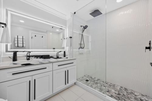 Modern Escape - Luxe Oceanfront 2BR with Epic Kitchen, Pool, Parking photo 10