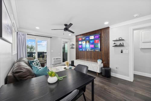 Modern Escape - Luxe Oceanfront 2BR with Epic Kitchen, Pool, Parking photo 15