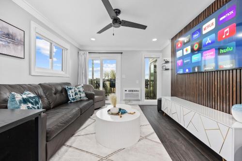 Modern Escape - Luxe Oceanfront 2BR with Epic Kitchen, Pool, Parking photo 4