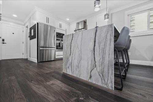 Modern Escape - Luxe Oceanfront 2BR with Epic Kitchen, Pool, Parking photo 16