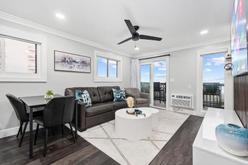 Modern Escape - Luxe Oceanfront 2BR with Epic Kitchen, Pool, Parking photo 25