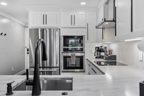Modern Escape - Luxe Oceanfront 2BR with Epic Kitchen, Pool, Parking photo 31