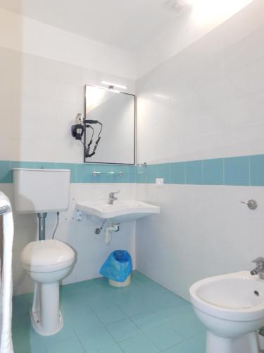 Et badeværelse på PICCOLO HOTEL Nel Centro Storico di Firenze