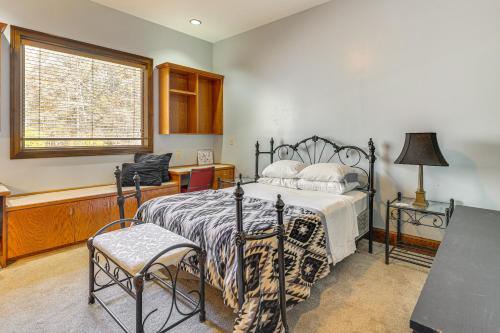 Postel nebo postele na pokoji v ubytování Scenic LaGrange Retreat! 3,600 Sq Ft, Pool Access