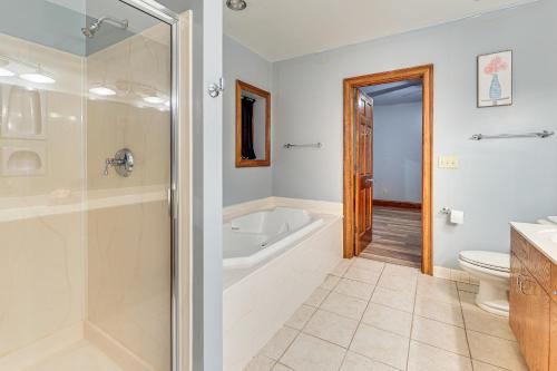 Koupelna v ubytování Fishing Pond On-Site! LaGrange Apt on 33 Acres