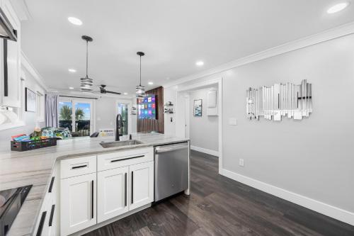 Modern Escape - Luxe Oceanfront 2BR with Epic Kitchen, Pool, Parking photo 46