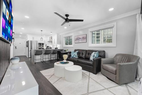 Modern Escape - Luxe Oceanfront 2BR with Epic Kitchen, Pool, Parking photo 55