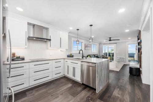 Modern Escape - Luxe Oceanfront 2BR with Epic Kitchen, Pool, Parking photo 43