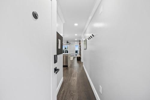 Modern Escape - Luxe Oceanfront 2BR with Epic Kitchen, Pool, Parking photo 56