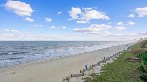 Modern Escape - Luxe Oceanfront 2BR with Epic Kitchen, Pool, Parking photo 63