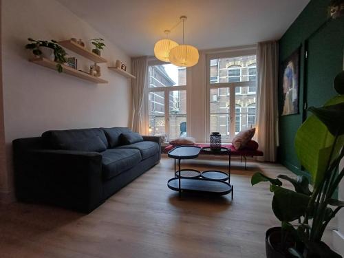 a living room with a couch and a table at Sientjes Den Bosch in Den Bosch