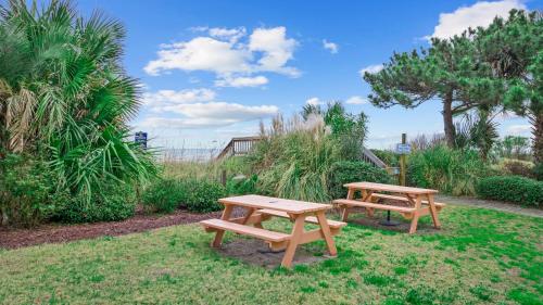 Modern Escape - Luxe Oceanfront 2BR with Epic Kitchen, Pool, Parking photo 54
