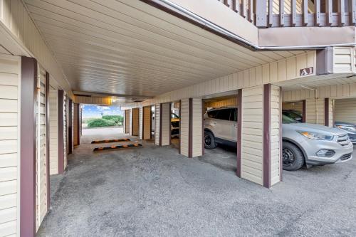 Modern Escape - Luxe Oceanfront 2BR with Epic Kitchen, Pool, Parking photo 53