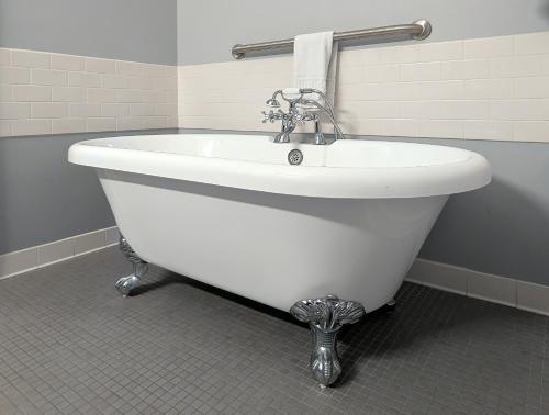 een wit bad met een wastafel in de badkamer bij Mansions on Fifth in Pittsburgh