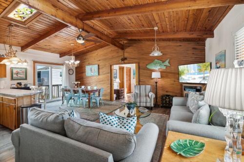 un salon avec des canapés et une salle à manger dans l'établissement 7125 - Two Fish Cottage, à Nags Head