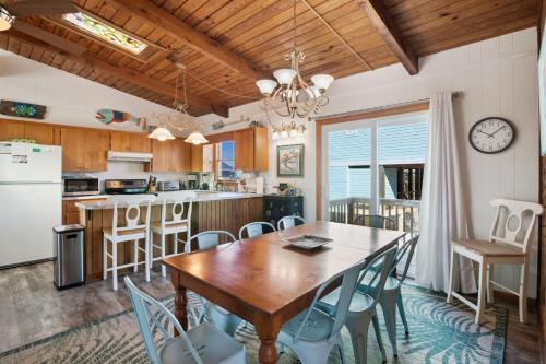 une cuisine et une salle à manger avec une table et des chaises dans l'établissement 7125 - Two Fish Cottage, à Nags Head