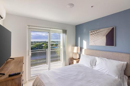 een slaapkamer met een bed en een groot raam bij Landing Stunning 3BD Pool Gym in Naranja