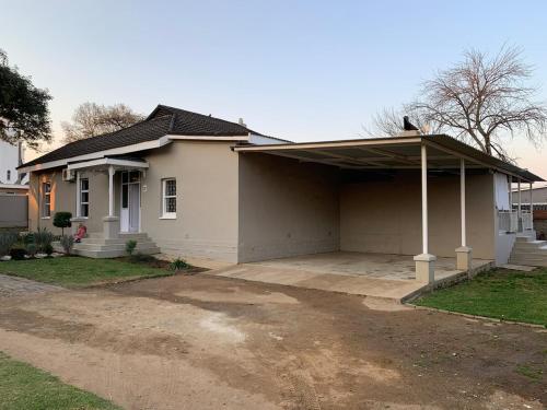 una casa con un grande garage di fronte di The Townhouse Mkhondo a Piet Retief