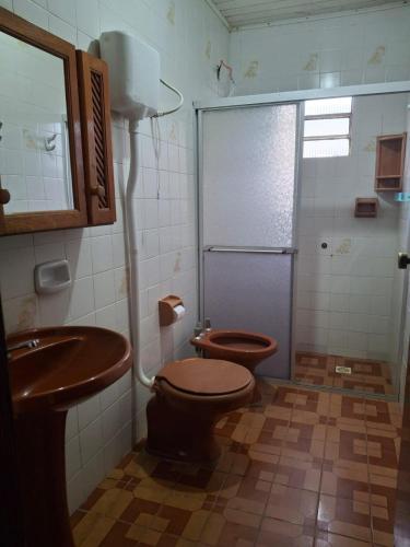 a bathroom with a toilet and a sink at Casa Hermosa in São Gabriel