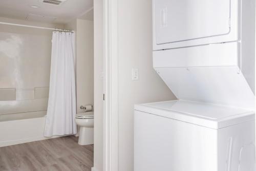 een witte badkamer met toilet en douche bij Blueground Central Berkeley rooftop nr UC Berkeley SFO-2124 in Berkeley