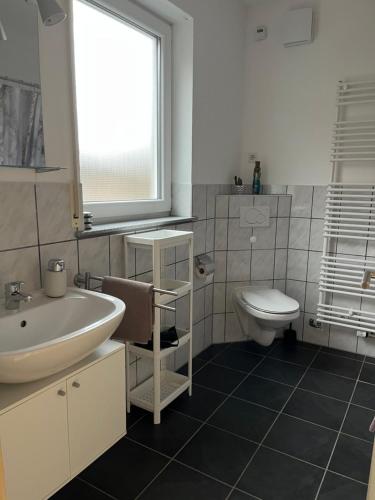 Et badeværelse på Ferienwohnung am Kirschenrech