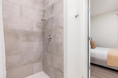 una doccia con una porta in vetro in un bagno di Blueground Ward Two rooftop nr Prospect Hill BOS-1265 a Somerville