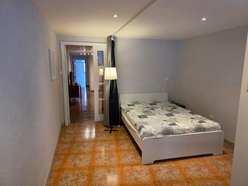 una camera da letto con un letto e un corridoio di Casa do Lidador à Beira-Rio a Vila do Conde