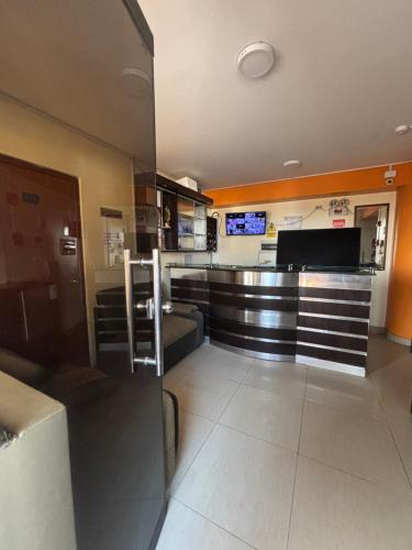 un hall avec un bar dans un bâtiment dans l'établissement Hospedaje Don Luciano, à San Vicente de Cañete