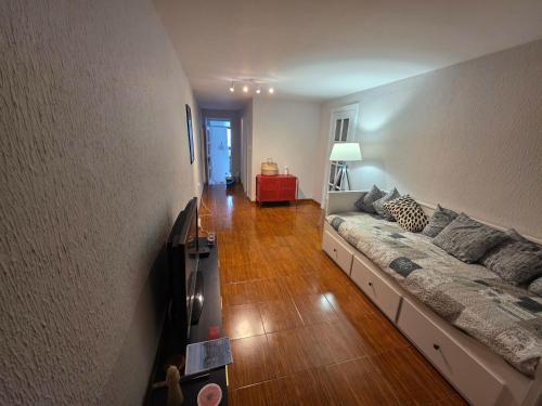 un grande divano in un soggiorno con una parete di Casa do Lidador à Beira-Rio a Vila do Conde