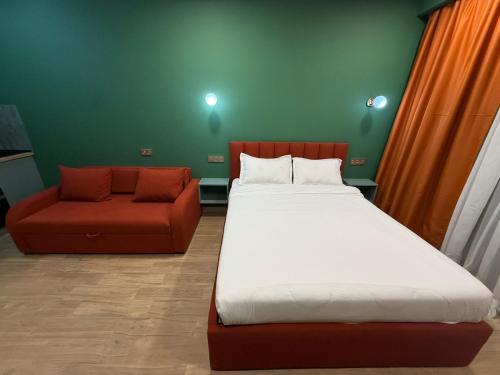 ein Bett und ein Sofa in einem Zimmer in der Unterkunft Luxury Apartments With Mountain View in Neo New Gudauri in Gudauri