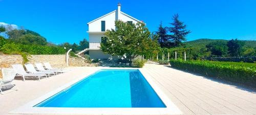 Villa Bacio with heated pool, starlink internet
