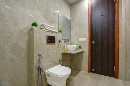 une salle de bains avec toilettes et lavabo dans l'établissement Hotel Town Stay Near Rajiv Gandhi Cancer Hospital Rohini, à New Delhi