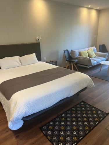 Postel nebo postele na pokoji v ubytování l'Ancienne Gendarmerie