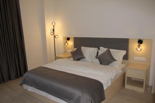 Ein Bett oder Betten in einem Zimmer der Unterkunft Niko Hotel am Hannover Hbf